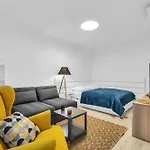 Sunny Yellow Vibes - Balcony & Prime Location *