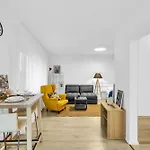 Sunny Yellow Vibes - Balcony & Prime Location * 브라티슬라바