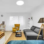 Sunny Yellow Vibes - Balcony & Prime Location *