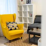 아파트 Sunny Yellow Vibes - Balcony & Prime Location 브라티슬라바