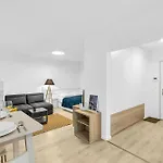 Sunny Yellow Vibes - Balcony & Prime Location Apartment