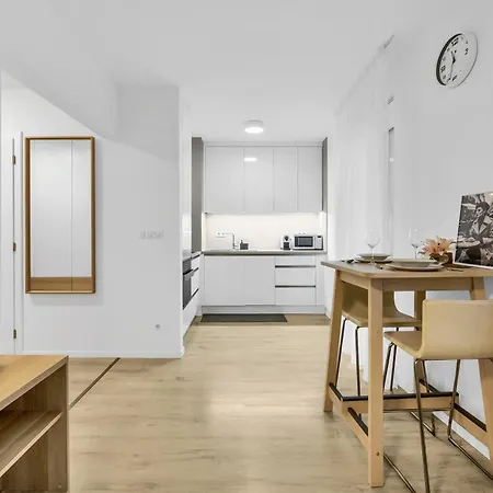 Sunny Yellow Vibes - Balcony & Prime Location