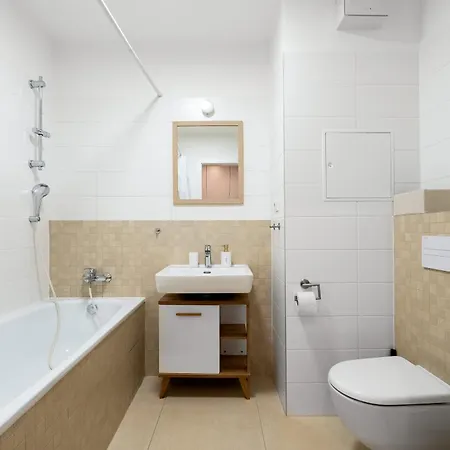 아파트 Sunny Yellow Vibes - Balcony & Prime Location