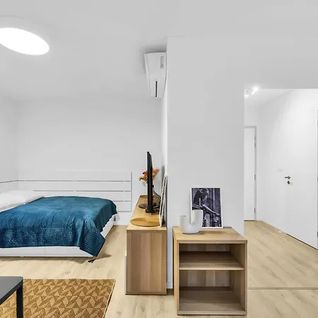 Sunny Yellow Vibes - Balcony & Prime Location Apartment *