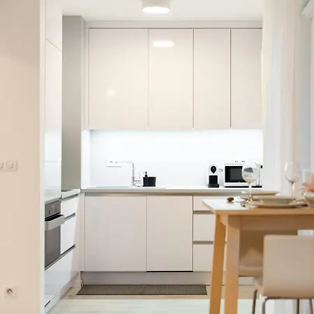 Sunny Yellow Vibes - Balcony & Prime Location *