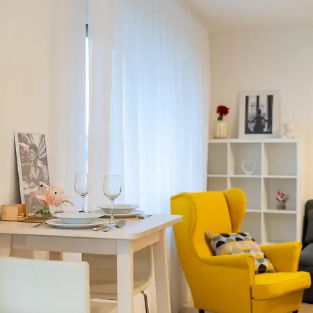 Διαμέρισμα Sunny Yellow Vibes - Balcony & Prime Location