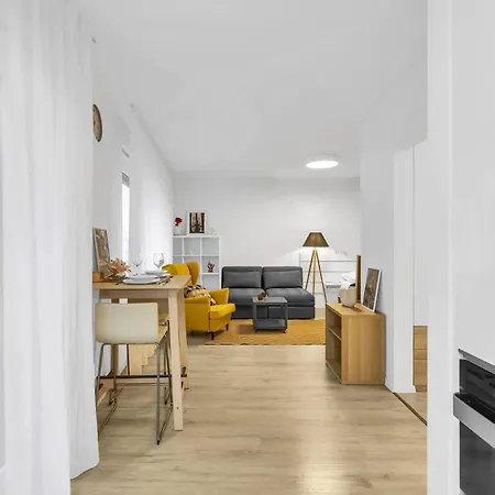 Sunny Yellow Vibes - Balcony & Prime Location Μπρατισλάβα