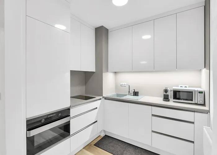 Sunny Yellow Vibes - Balcony & Prime Location Apartment *