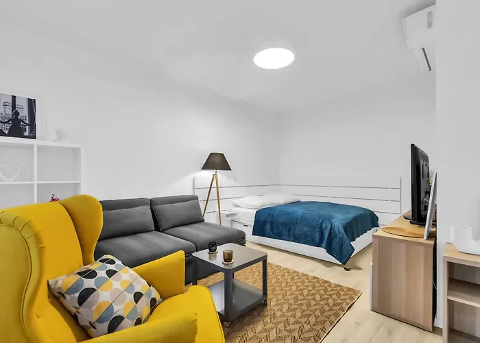 Sunny Yellow Vibes - Balcony & Prime Location *