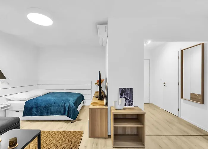 Sunny Yellow Vibes - Balcony & Prime Location Apartment *