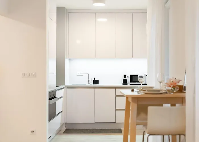 Sunny Yellow Vibes - Balcony & Prime Location *