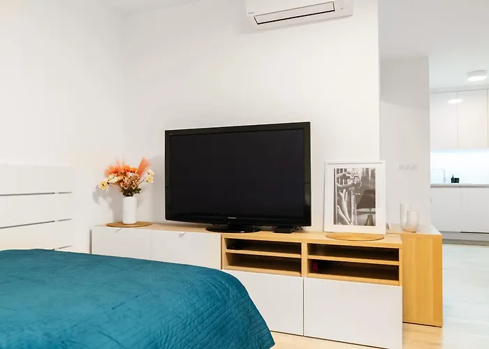 아파트 Sunny Yellow Vibes - Balcony & Prime Location 브라티슬라바