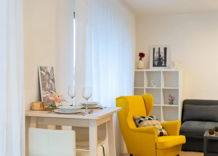 Apartment Sunny Yellow Vibes - Balcony & Prime Location