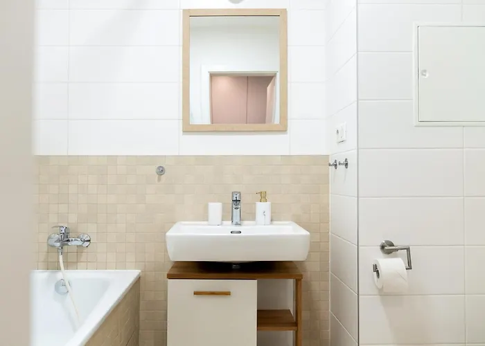 Sunny Yellow Vibes - Balcony & Prime Location * 브라티슬라바