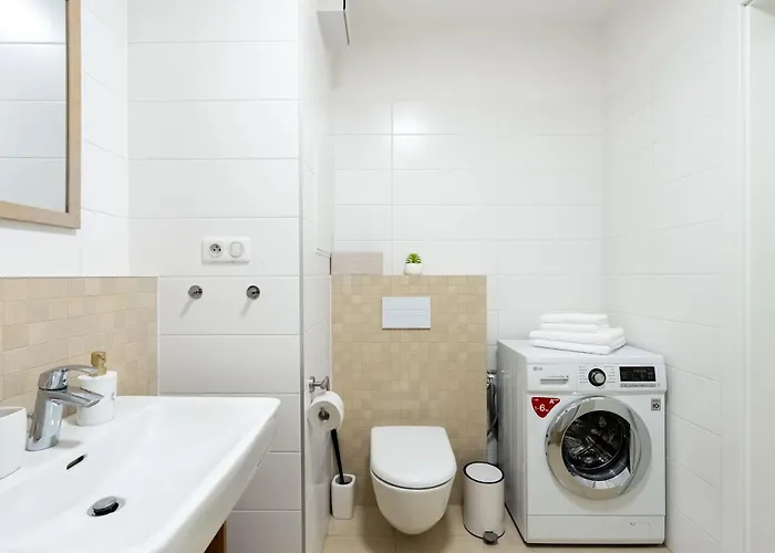 Sunny Yellow Vibes - Balcony & Prime Location 브라티슬라바