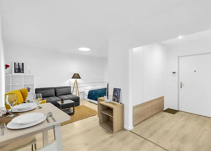 Sunny Yellow Vibes - Balcony & Prime Location Apartment