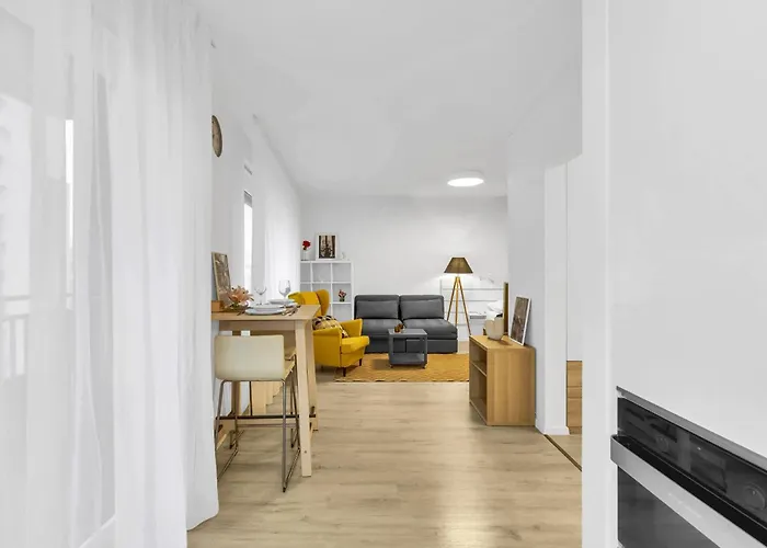 Sunny Yellow Vibes - Balcony & Prime Location Pressburg