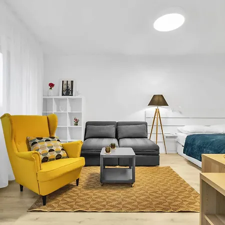 Sunny Yellow Vibes - Balcony & Prime Location Apartment Bratislava