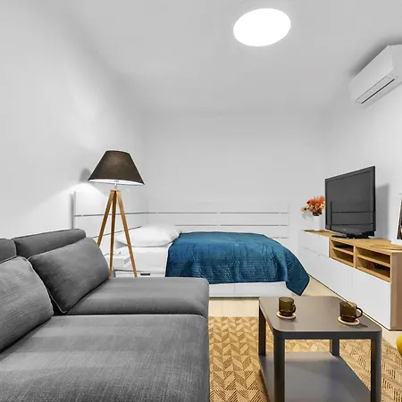 Sunny Yellow Vibes - Balcony & Prime Location Apartment Bratislava