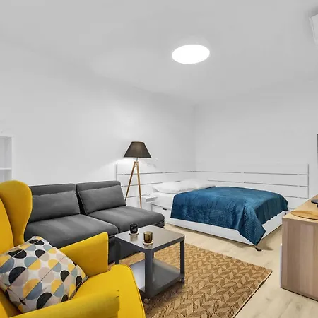 Sunny Yellow Vibes - Balcony & Prime Location *