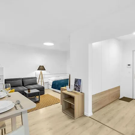 Sunny Yellow Vibes - Balcony & Prime Location Apartment